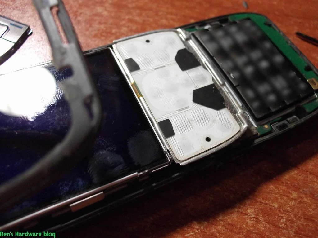 Replacing_a_Nokia_E66s_case23.webp