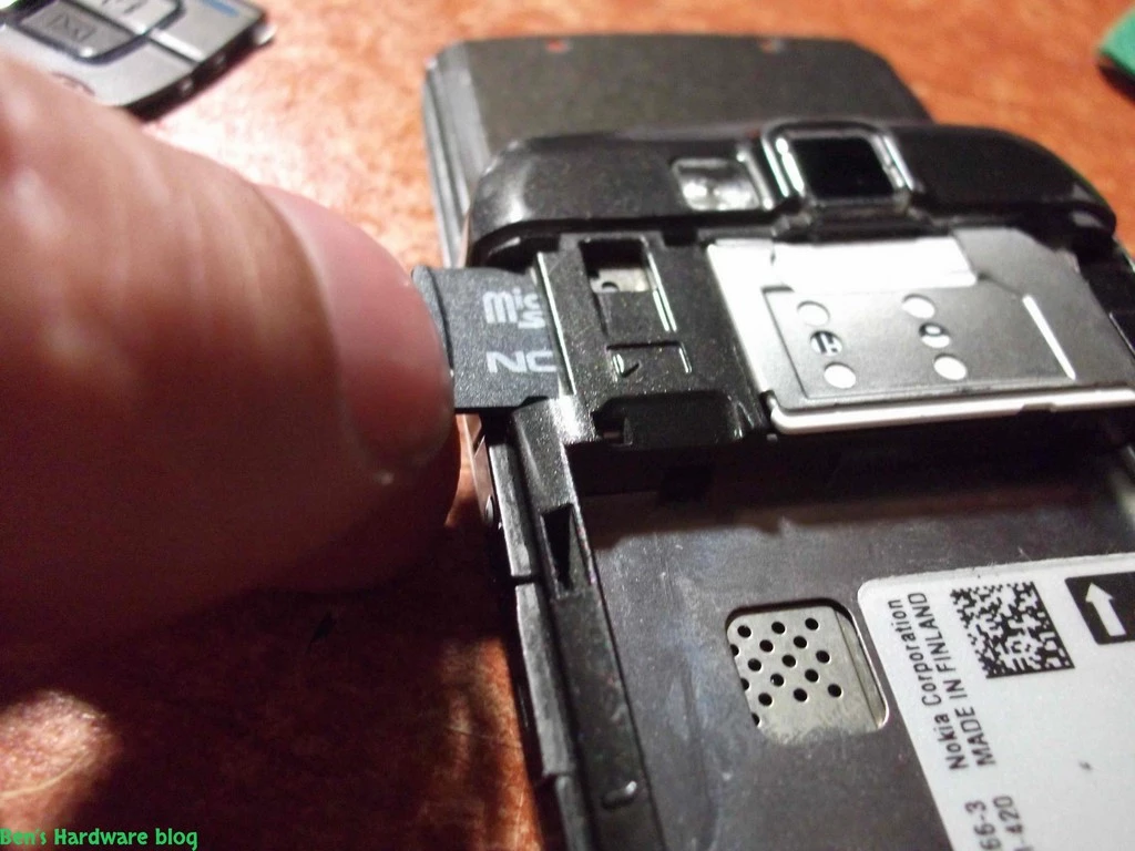 Replacing_a_Nokia_E66s_case24.webp