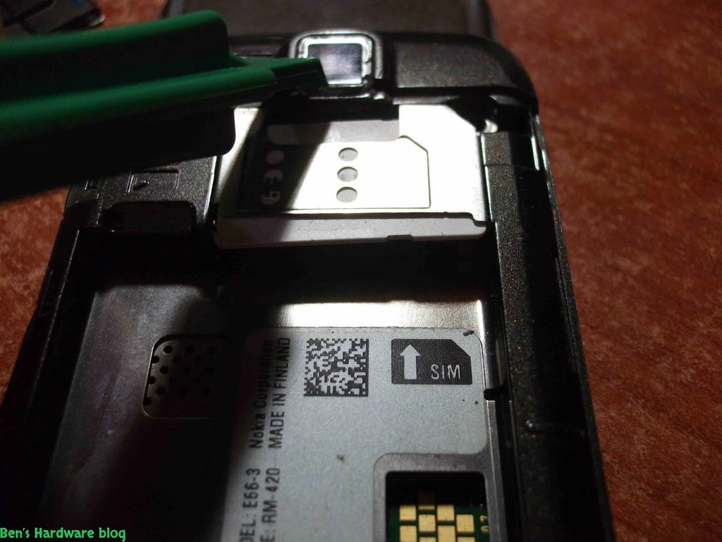 Replacing_a_Nokia_E66s_case25.webp