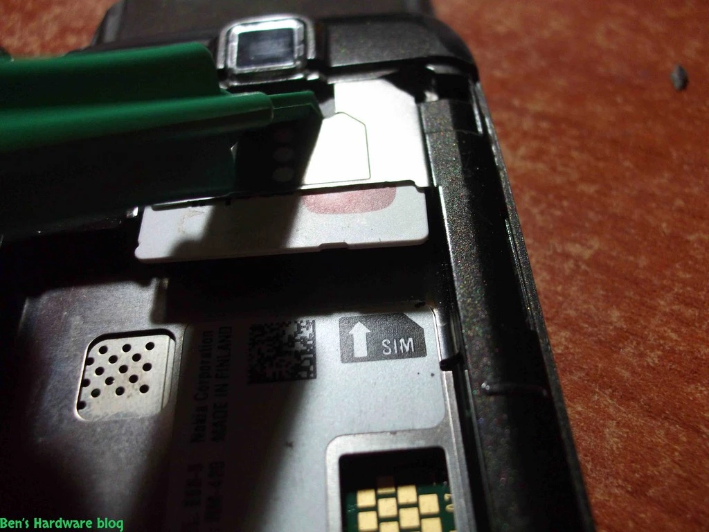 Replacing_a_Nokia_E66s_case26.webp