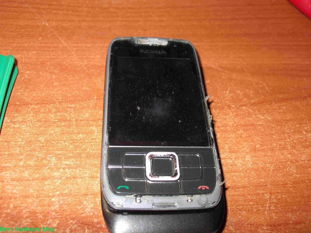 Replacing_a_Nokia_E66s_case3.webp