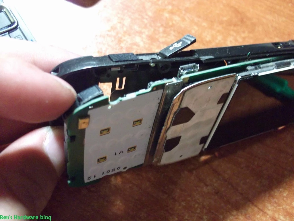 Replacing_a_Nokia_E66s_case31.webp