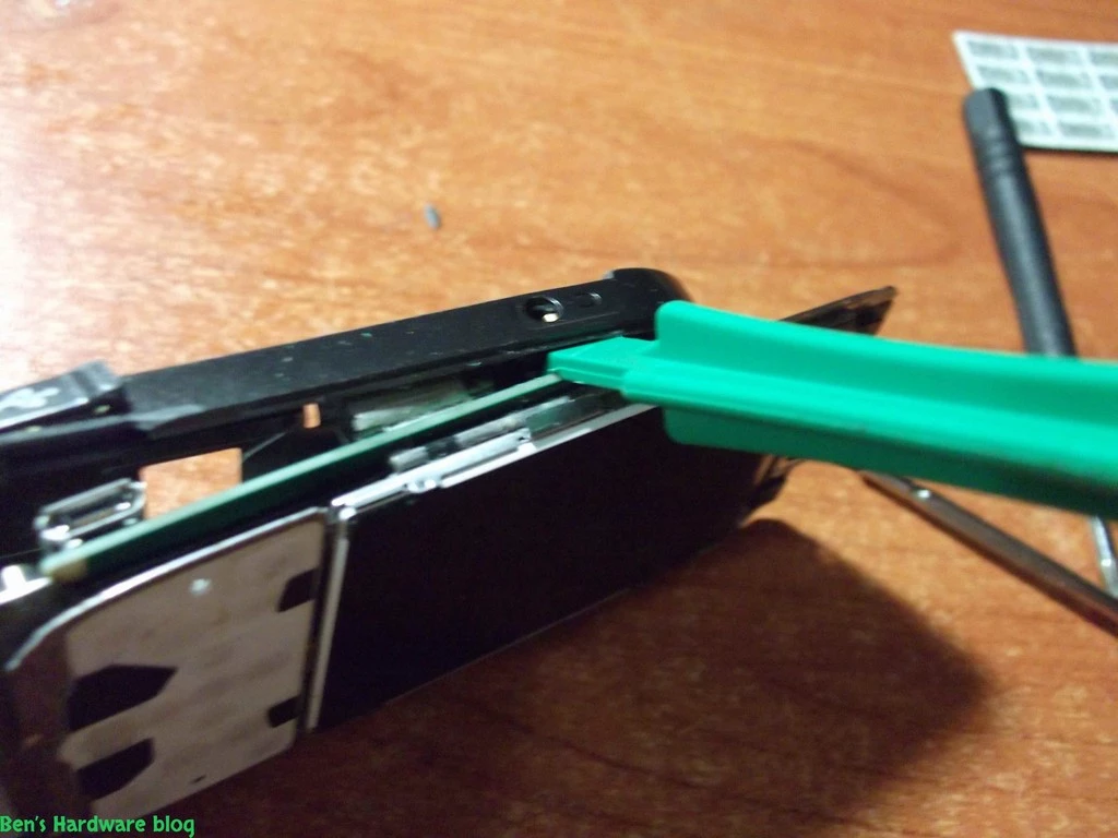 Replacing_a_Nokia_E66s_case34.webp