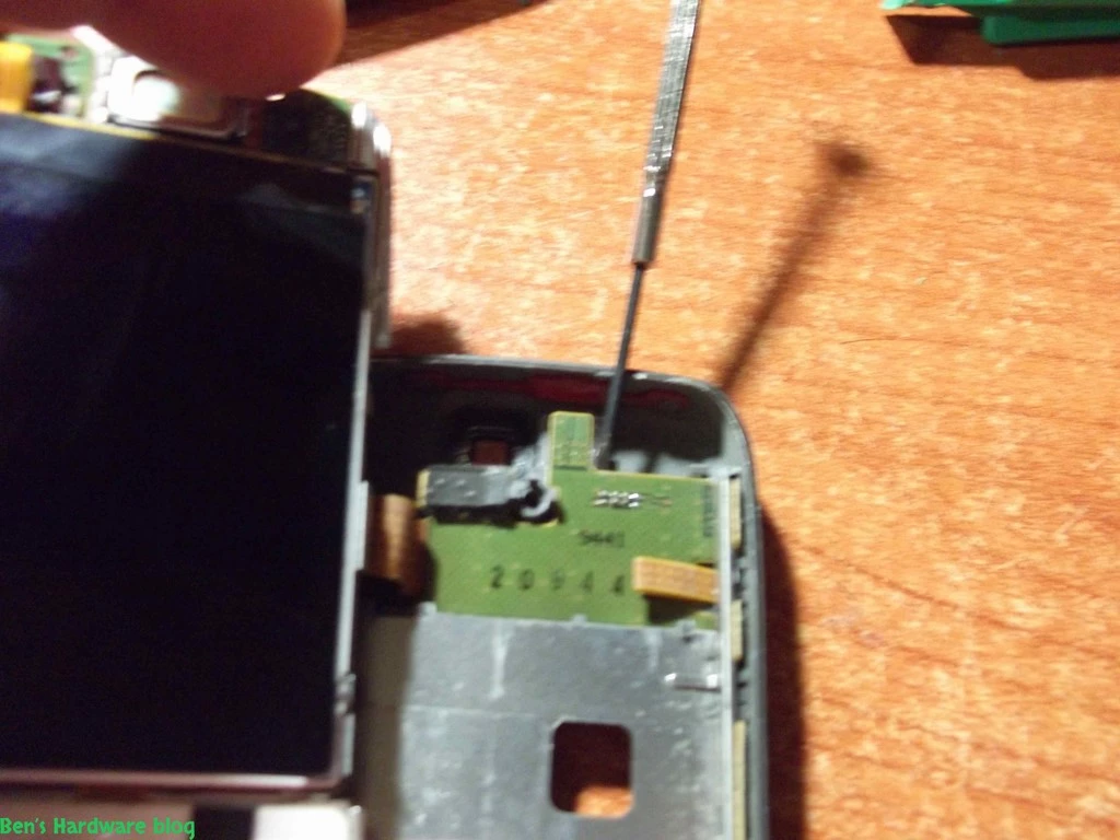 Replacing_a_Nokia_E66s_case39.webp