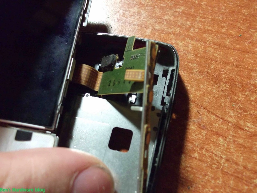 Replacing_a_Nokia_E66s_case40.webp