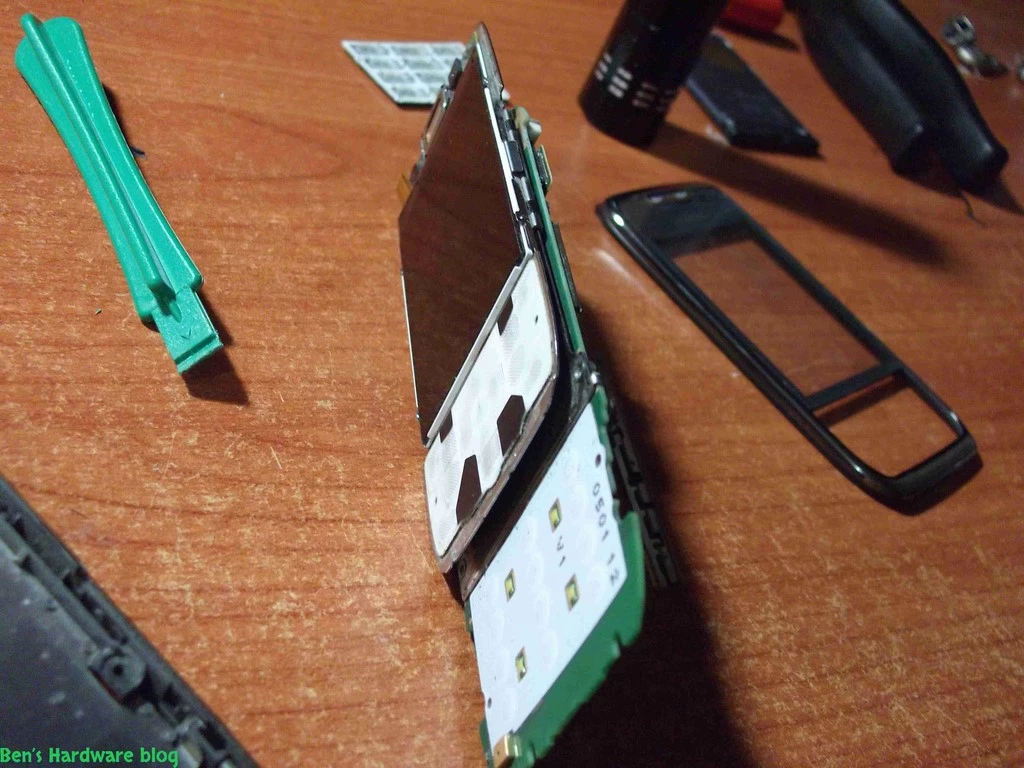 Replacing_a_Nokia_E66s_case43.webp