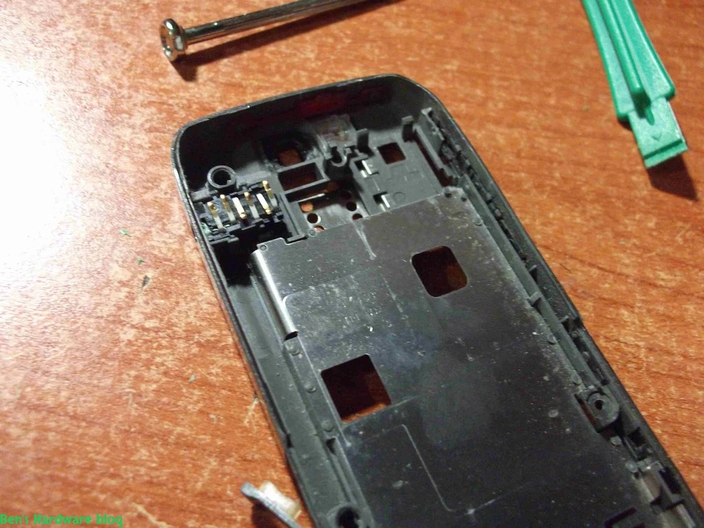 Replacing_a_Nokia_E66s_case44.webp
