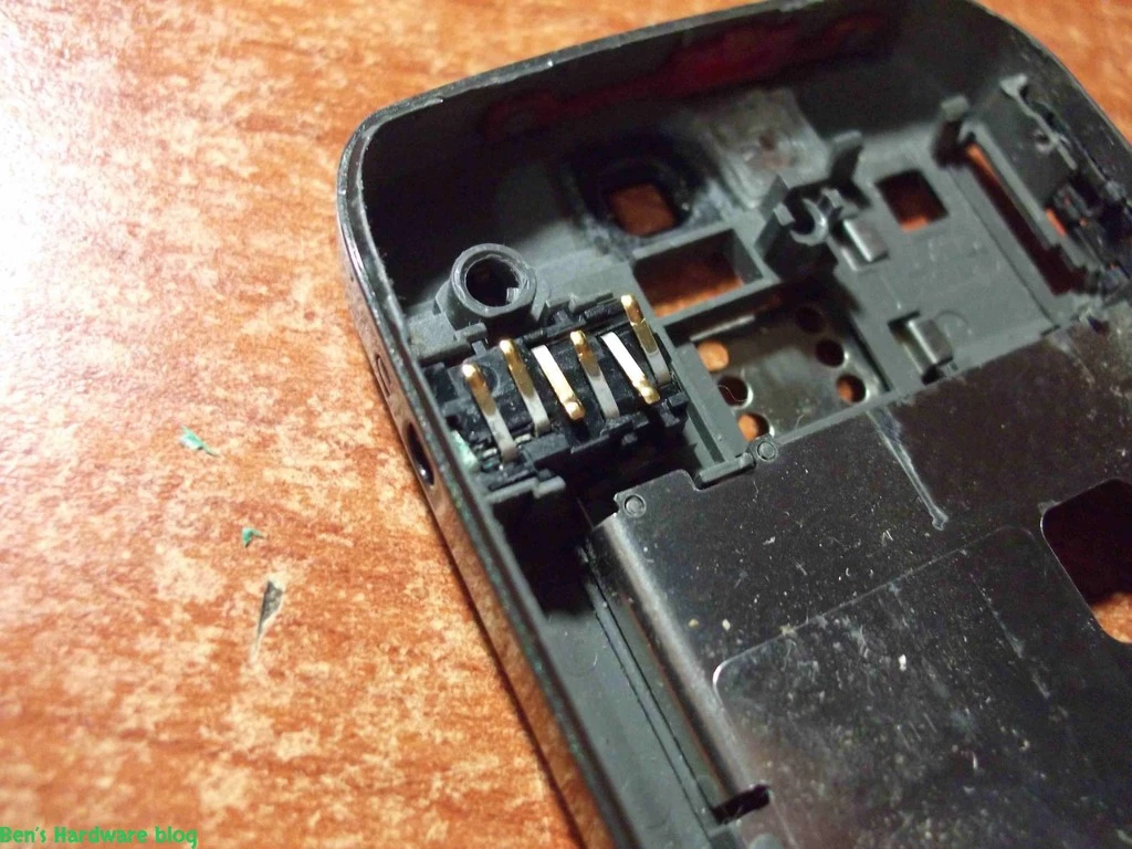 Replacing_a_Nokia_E66s_case45.webp