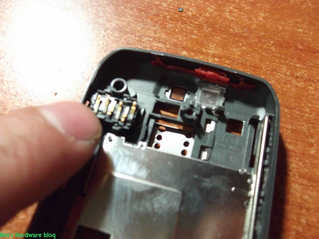 Replacing_a_Nokia_E66s_case47.webp
