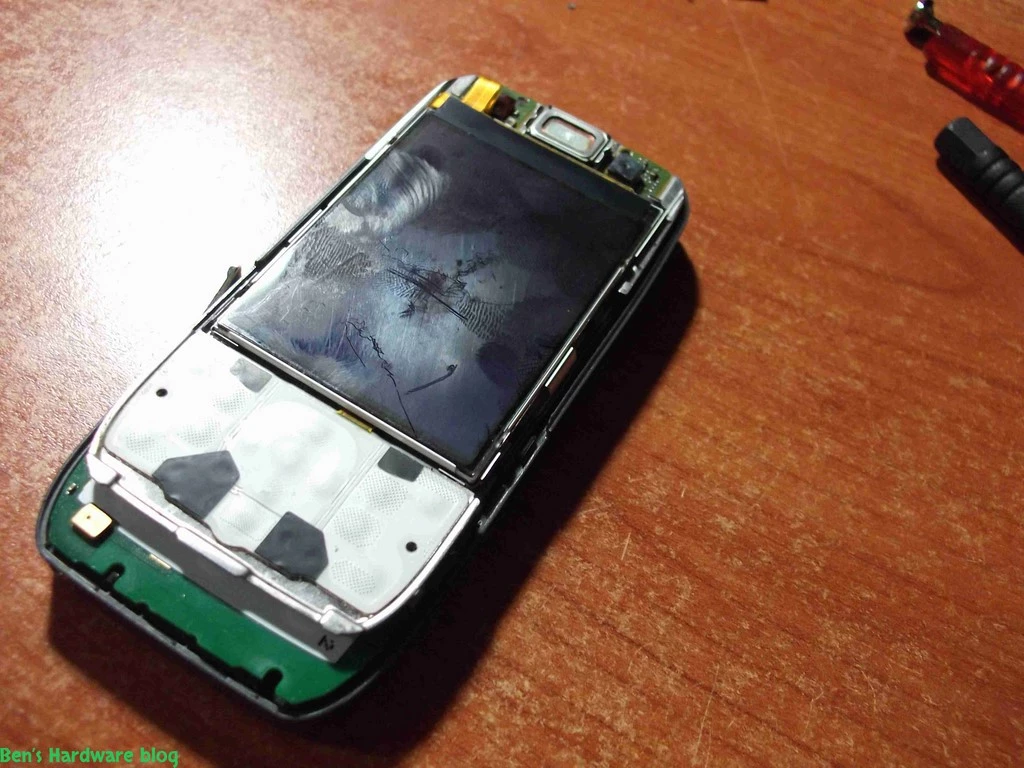 Replacing_a_Nokia_E66s_case50.webp