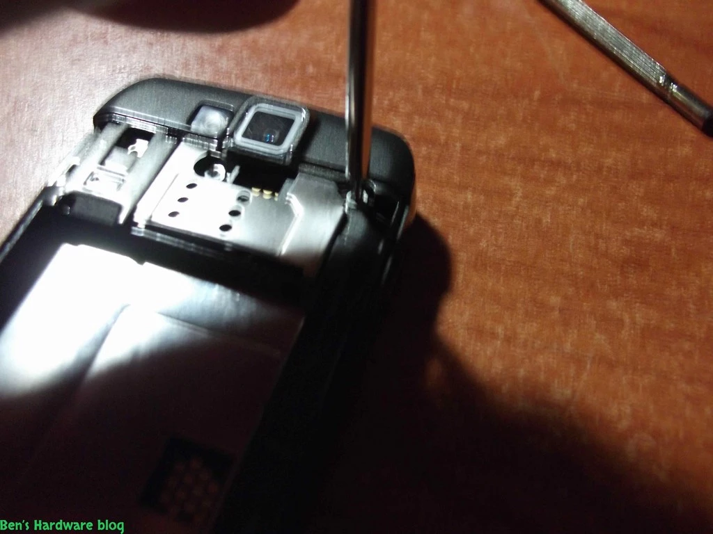 Replacing_a_Nokia_E66s_case51.webp