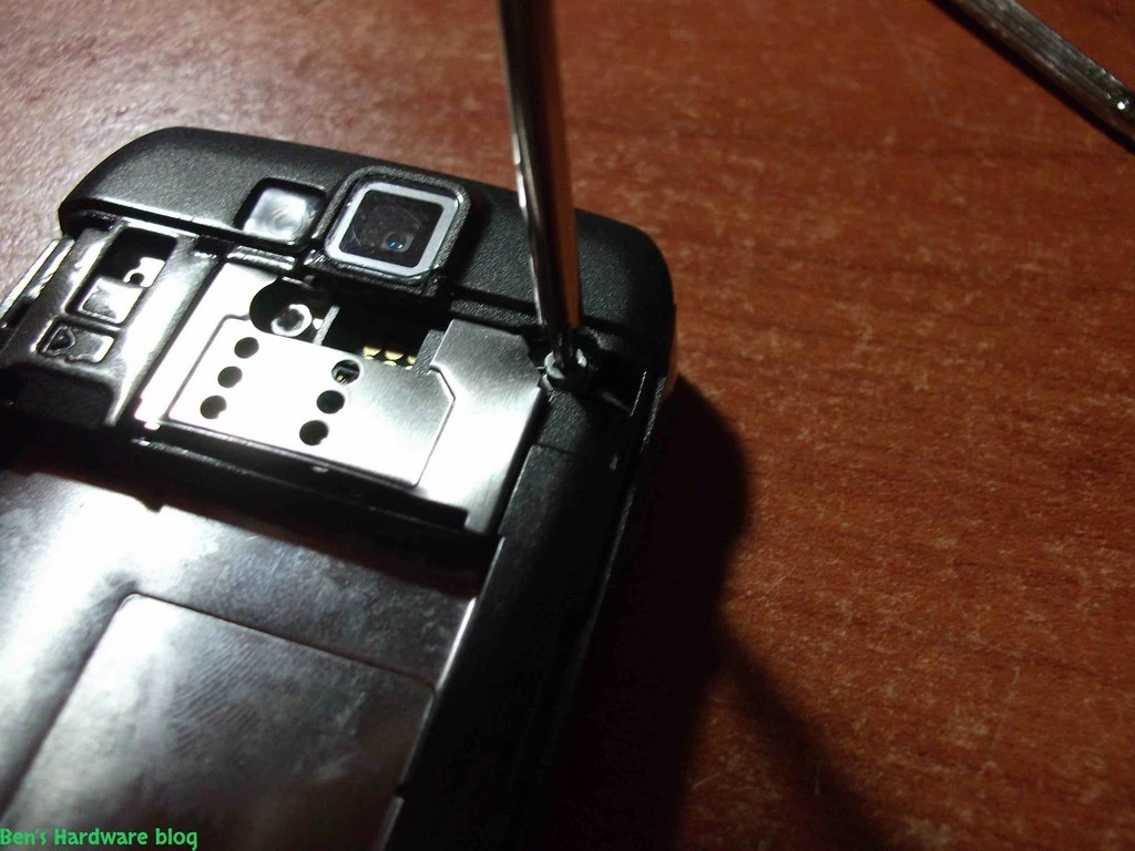 Replacing_a_Nokia_E66s_case52.webp