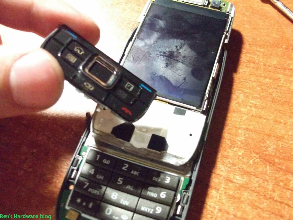 Replacing_a_Nokia_E66s_case53.webp