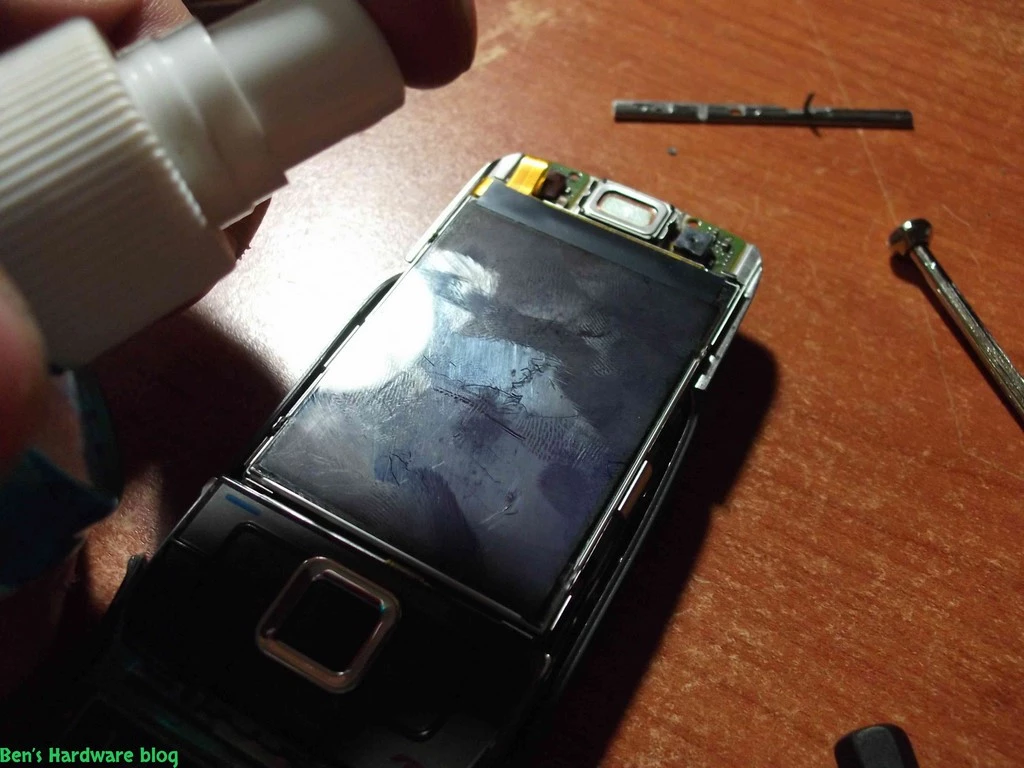 Replacing_a_Nokia_E66s_case56.webp