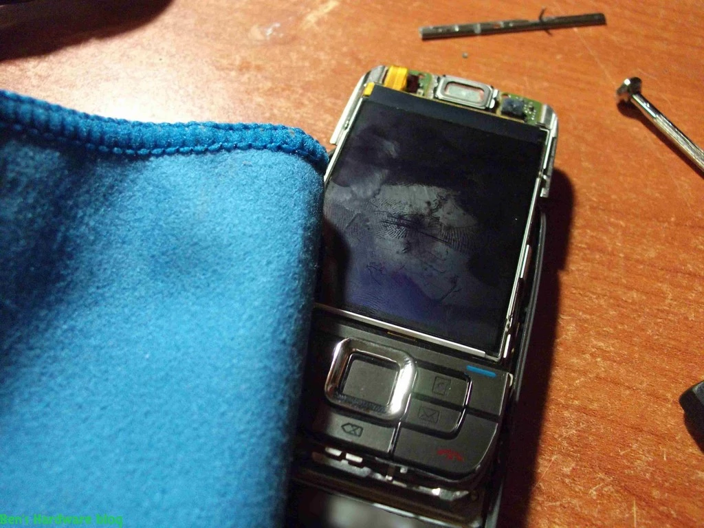 Replacing_a_Nokia_E66s_case57.webp