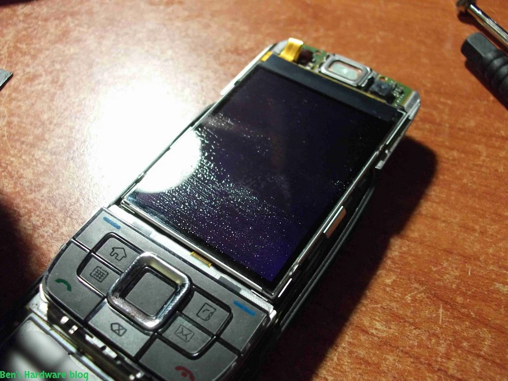 Replacing_a_Nokia_E66s_case58.webp