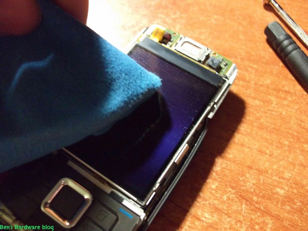 Replacing_a_Nokia_E66s_case59.webp