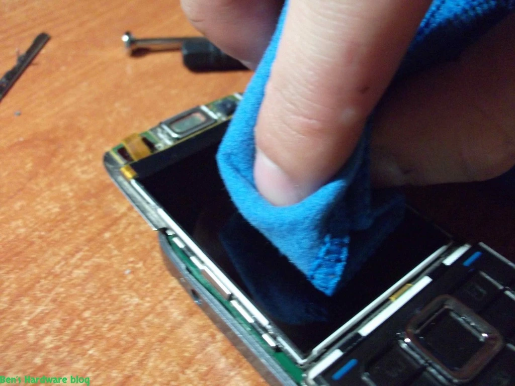Replacing_a_Nokia_E66s_case60.webp