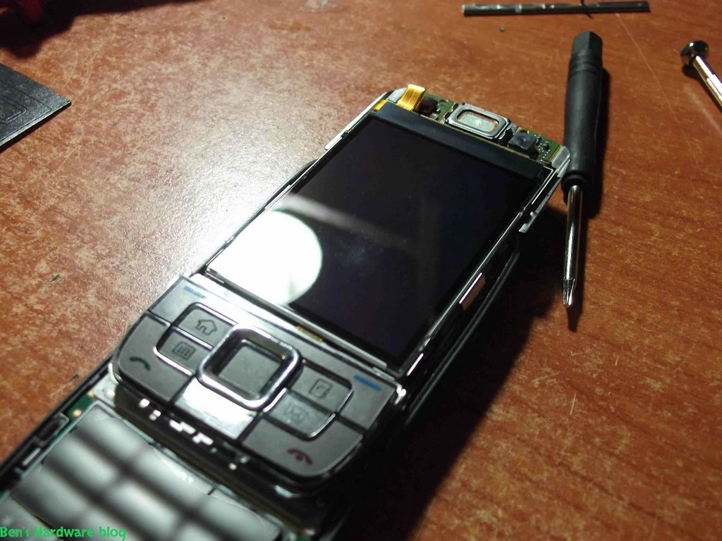 Replacing_a_Nokia_E66s_case61.webp