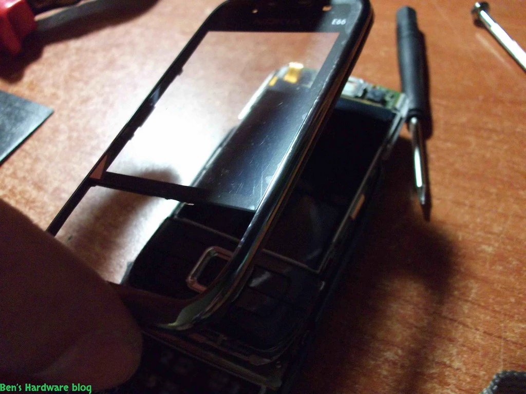 Replacing_a_Nokia_E66s_case62.webp