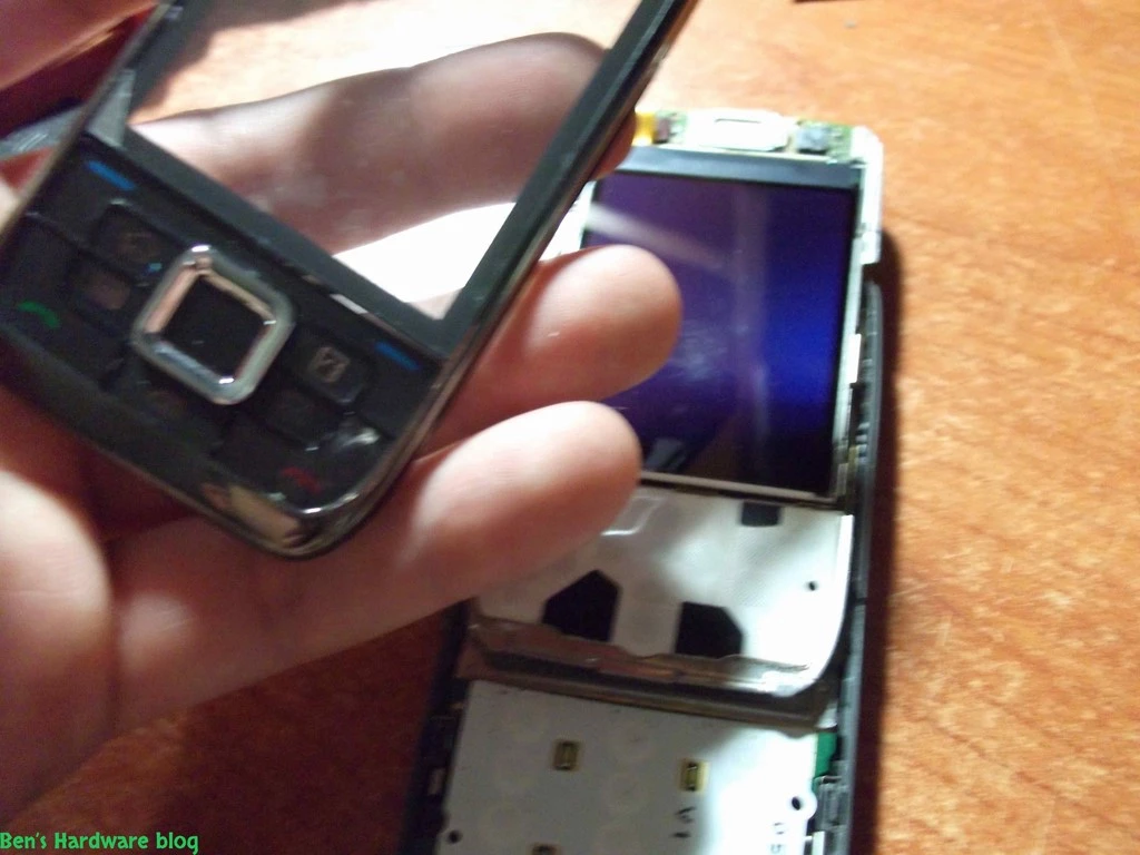 Replacing_a_Nokia_E66s_case63.webp