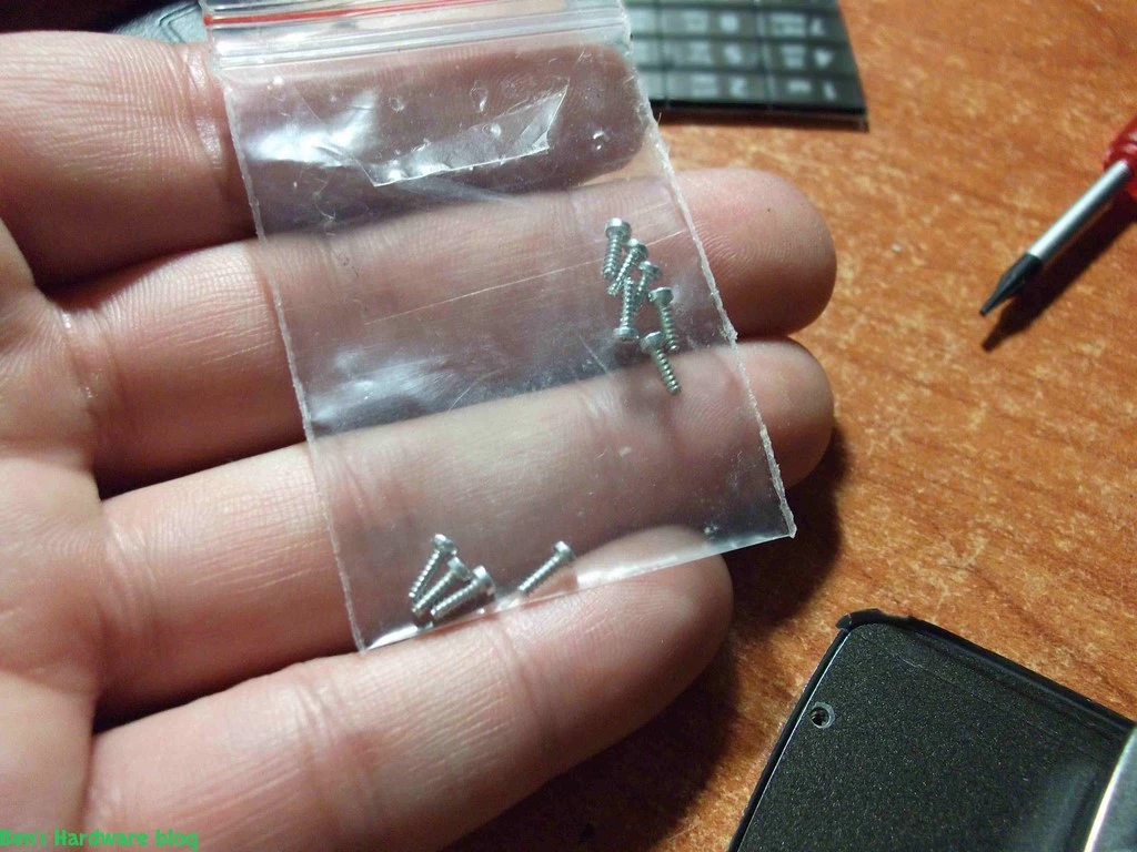 Replacing_a_Nokia_E66s_case64.webp