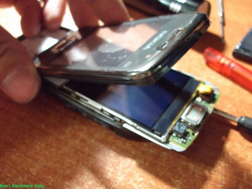 Replacing_a_Nokia_E66s_case66.webp