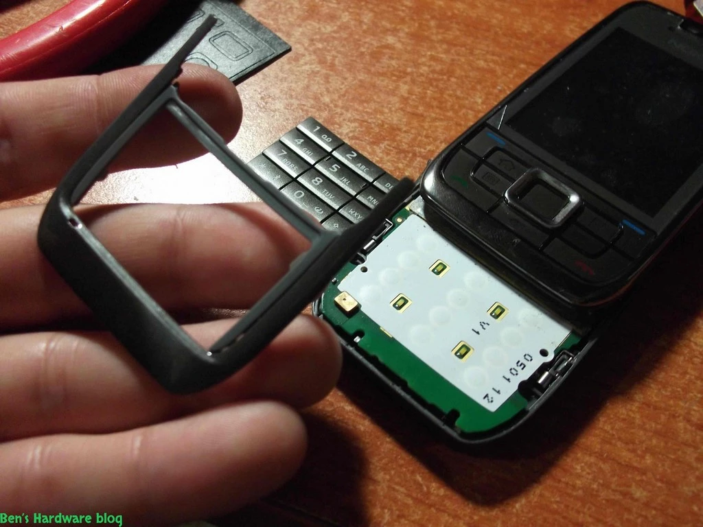 Replacing_a_Nokia_E66s_case67.webp