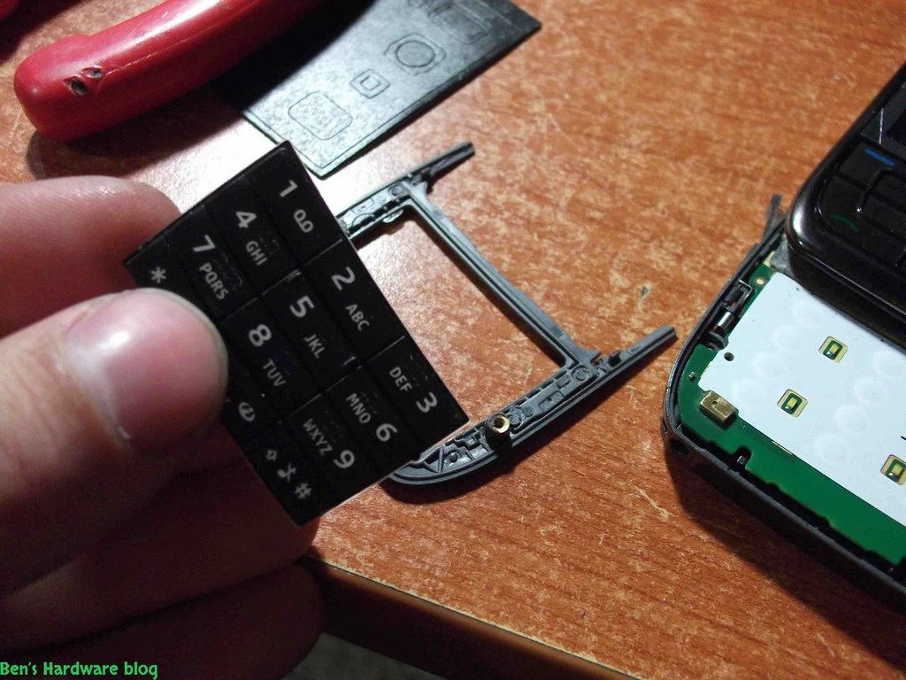Replacing_a_Nokia_E66s_case68.webp