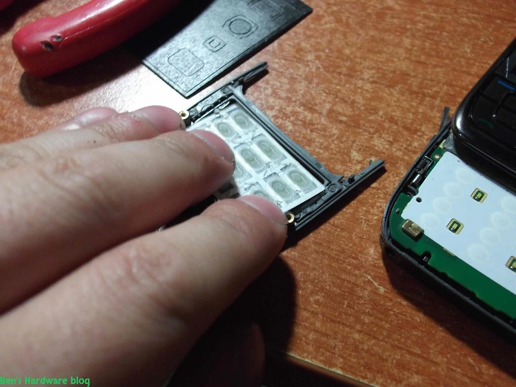 Replacing_a_Nokia_E66s_case69.webp