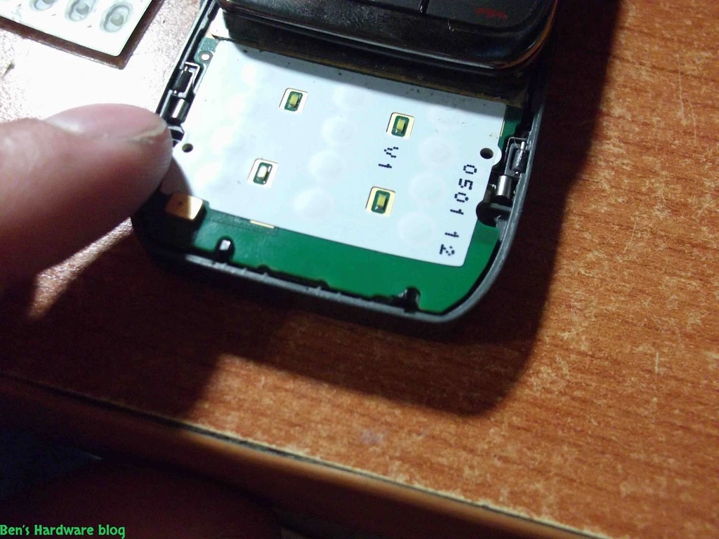 Replacing_a_Nokia_E66s_case70.webp