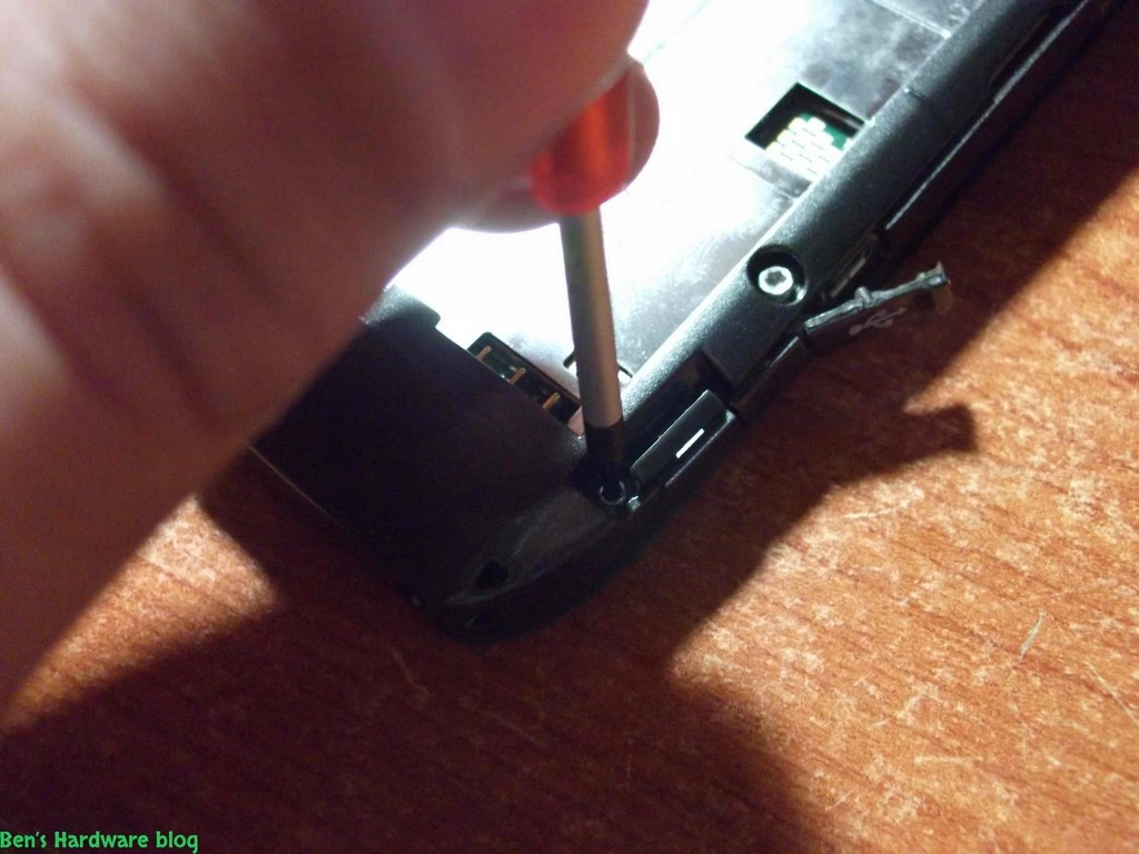 Replacing_a_Nokia_E66s_case72.webp