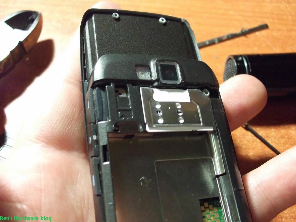 Replacing_a_Nokia_E66s_case73.webp
