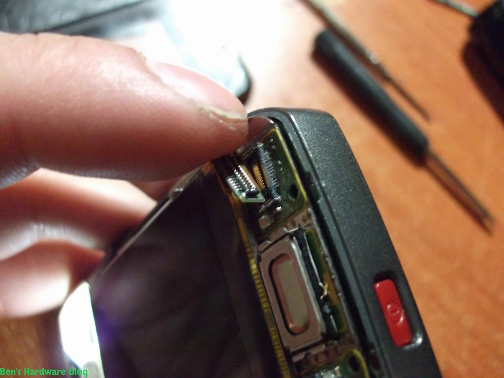 Replacing_a_Nokia_E66s_case74.webp