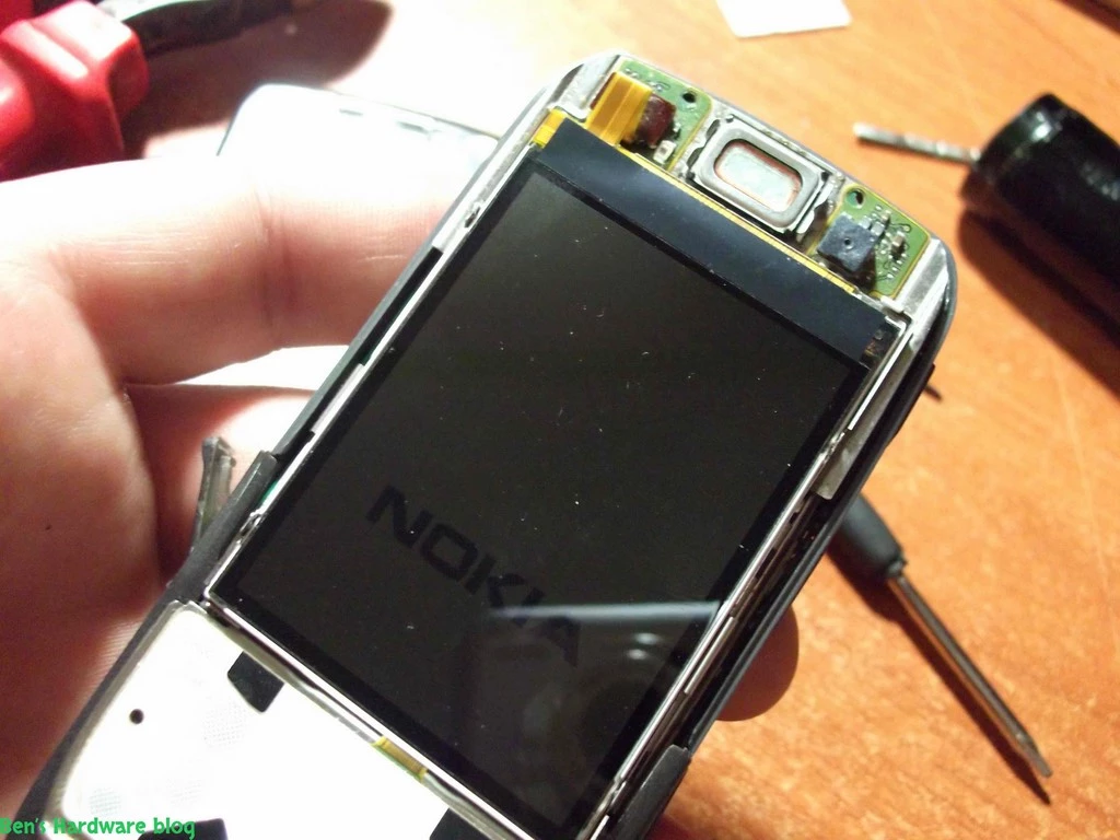 Replacing_a_Nokia_E66s_case75.webp
