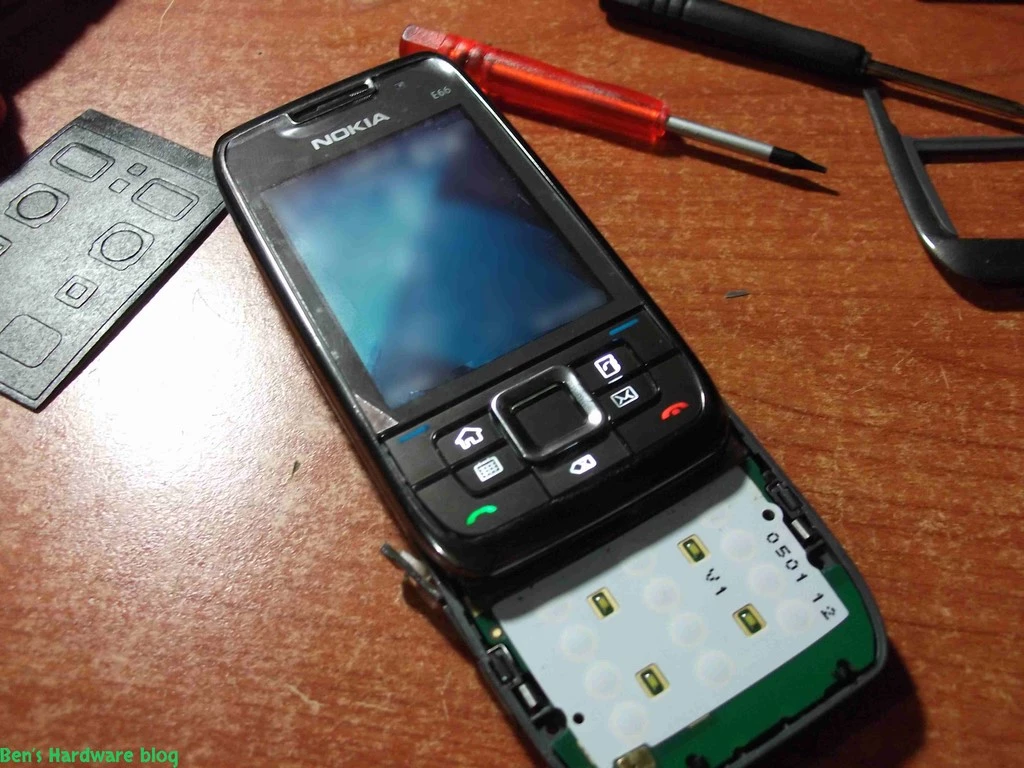Replacing_a_Nokia_E66s_case76.webp