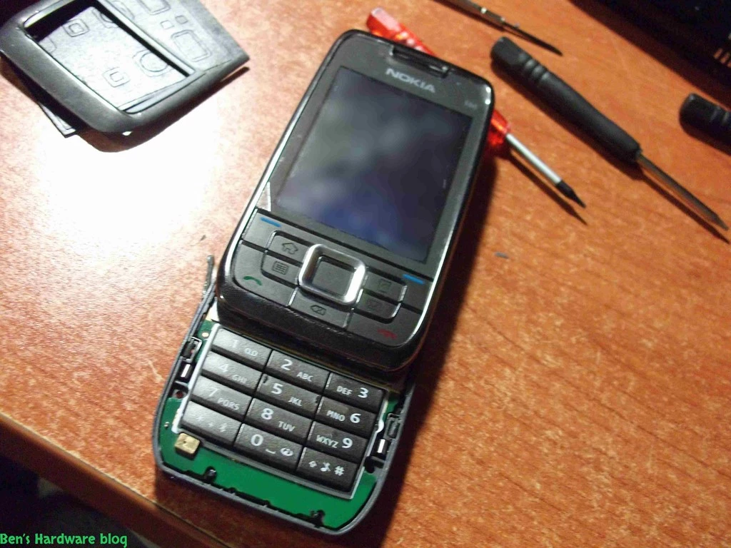 Replacing_a_Nokia_E66s_case77.webp