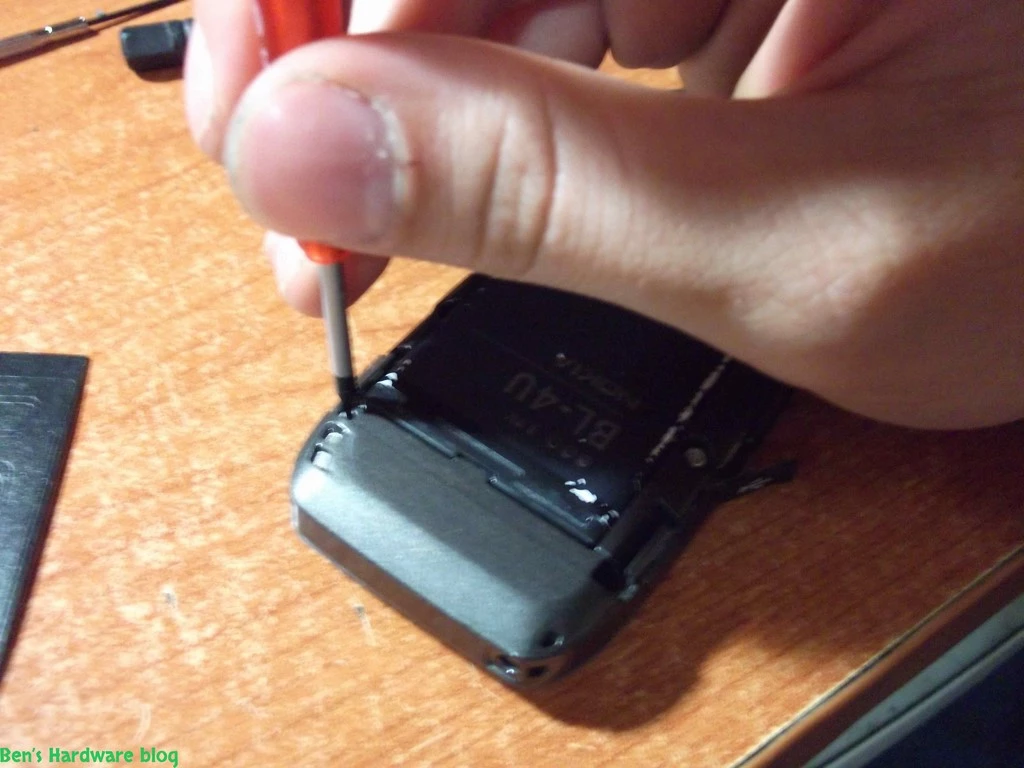 Replacing_a_Nokia_E66s_case78.webp