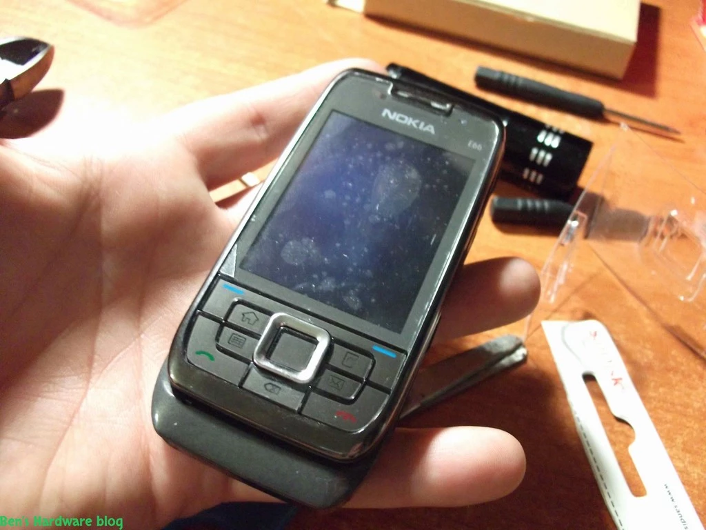 Replacing_a_Nokia_E66s_case85.webp