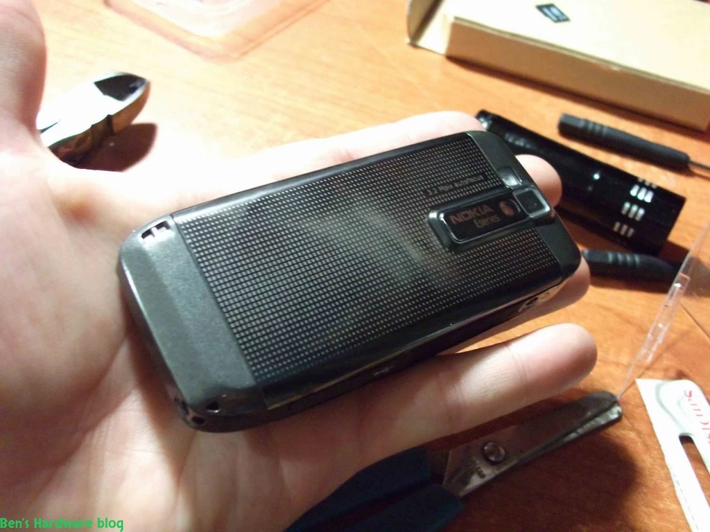 Replacing_a_Nokia_E66s_case86.webp
