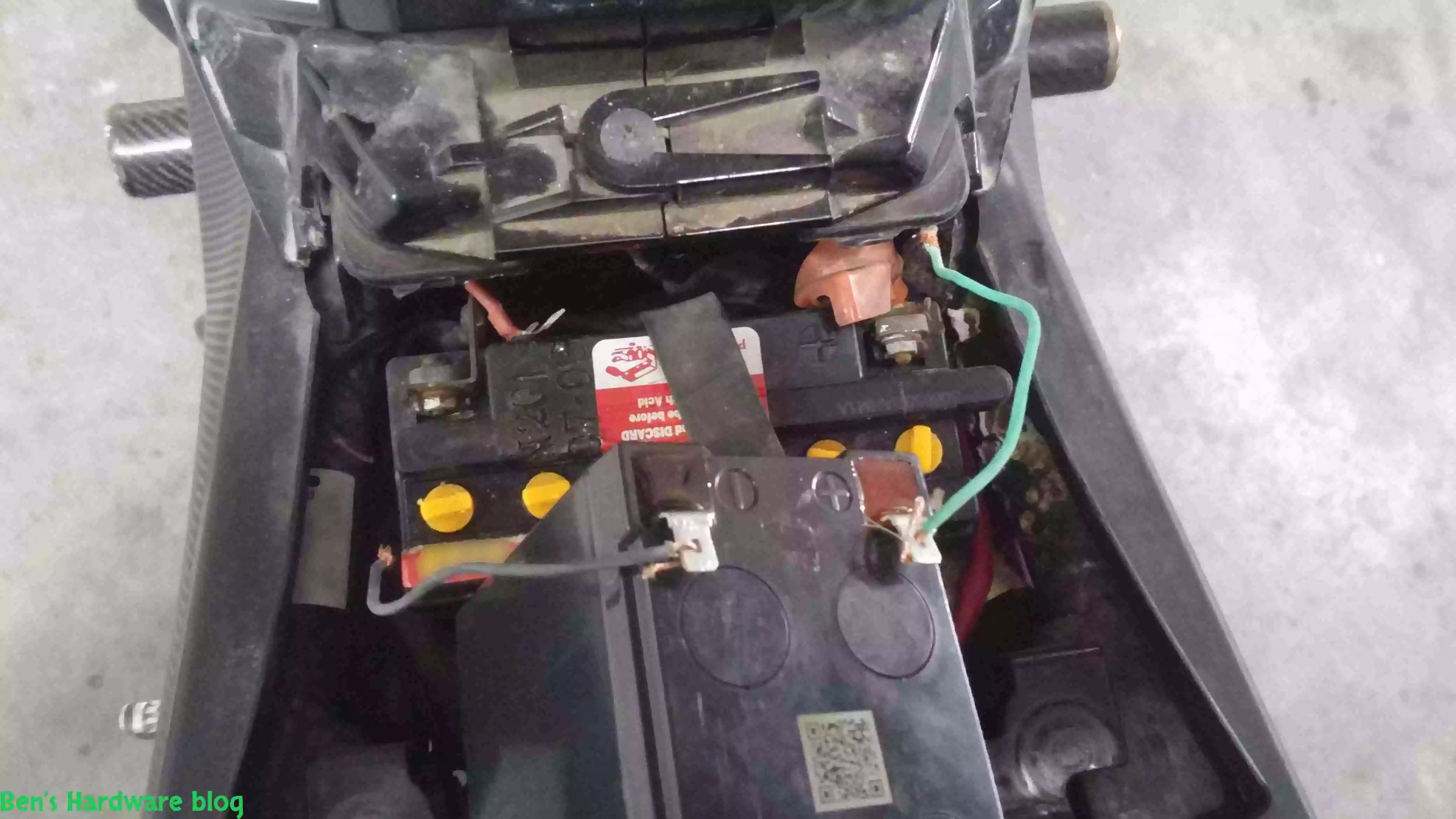 Starting_a_YZF-R125_Motorcycle_with_a_UPS_Battery10.webp