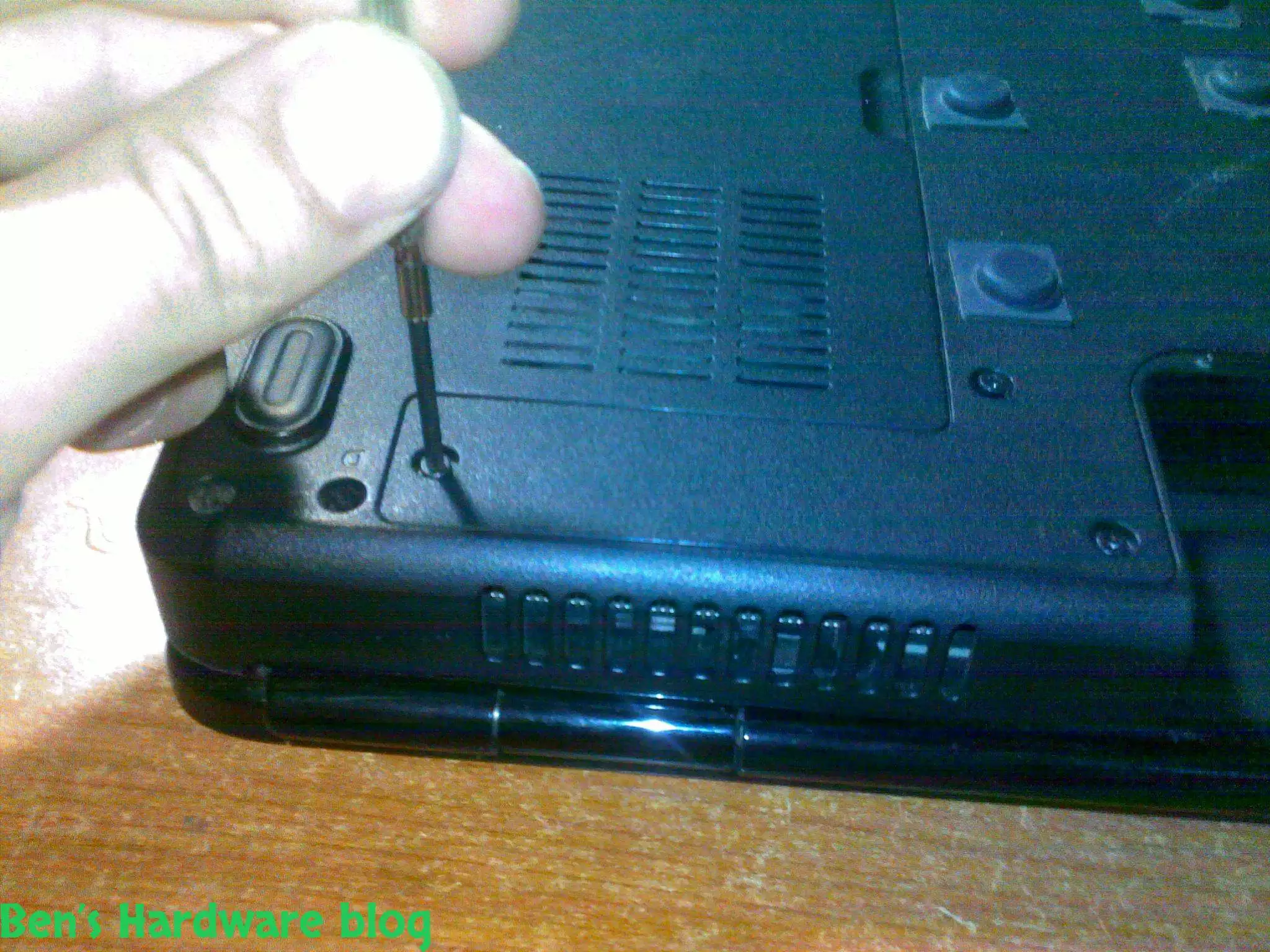 Upgrading_a_Dell_Inspiron_1545_CPU10.webp
