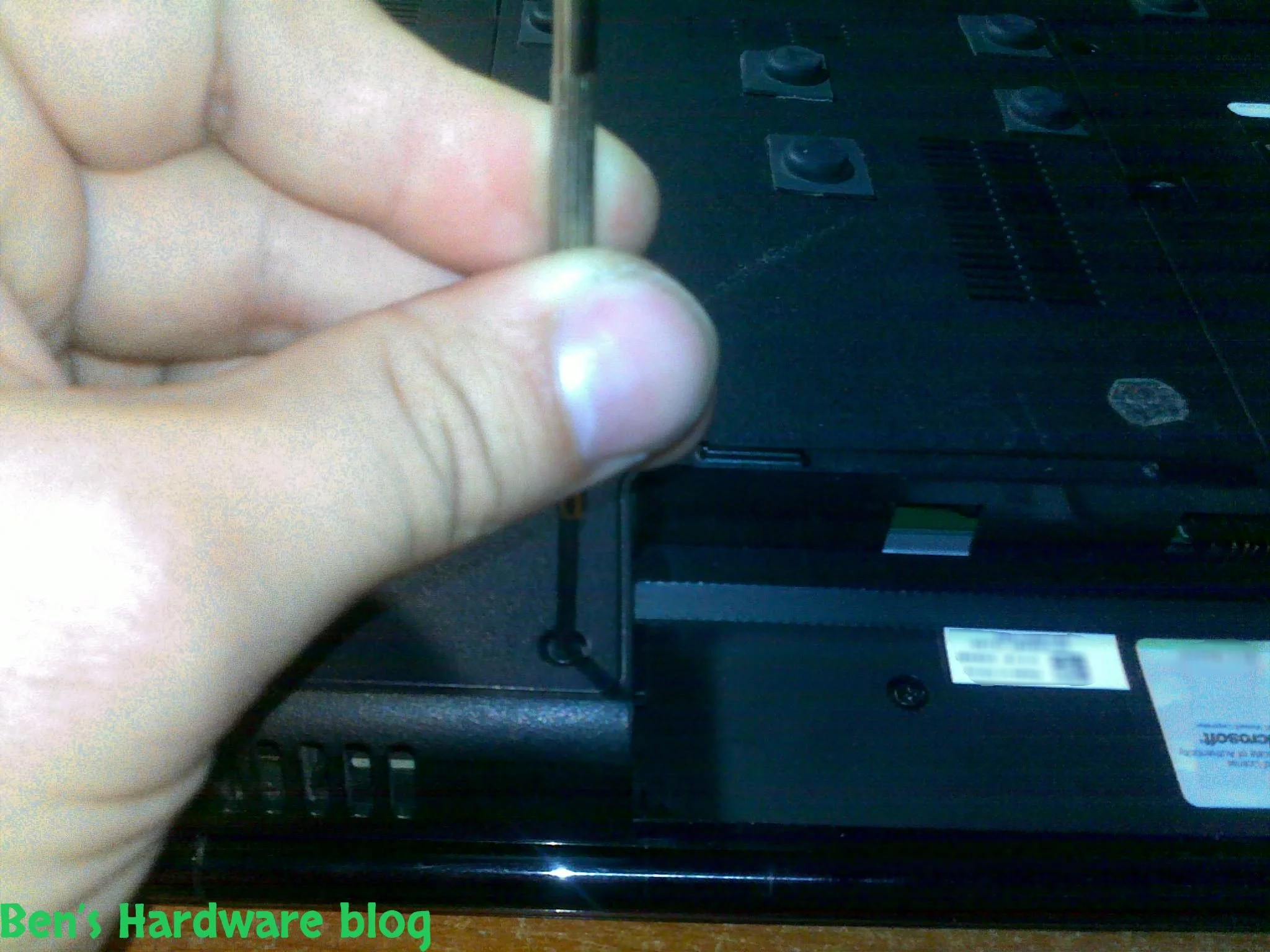 Upgrading_a_Dell_Inspiron_1545_CPU11.webp