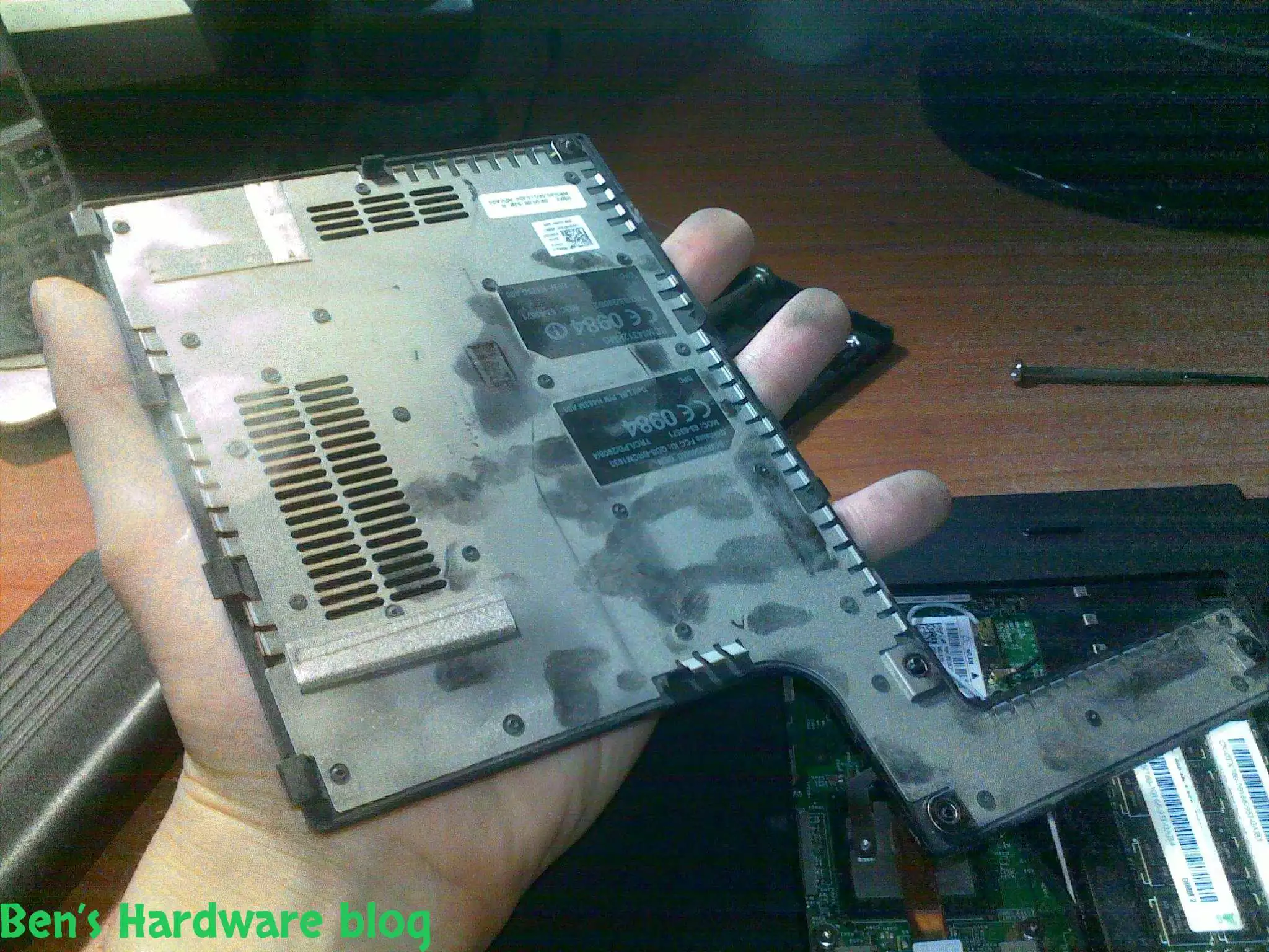 Upgrading_a_Dell_Inspiron_1545_CPU16.webp