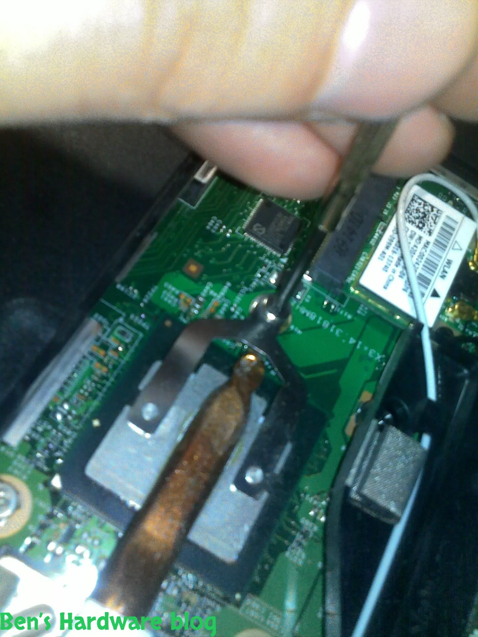 Upgrading_a_Dell_Inspiron_1545_CPU20.webp