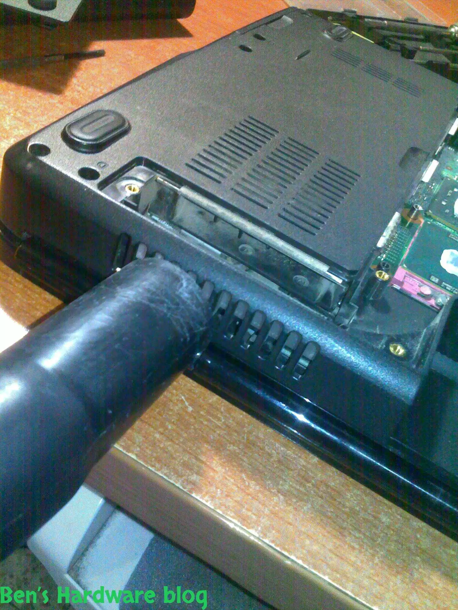 Upgrading_a_Dell_Inspiron_1545_CPU30.webp