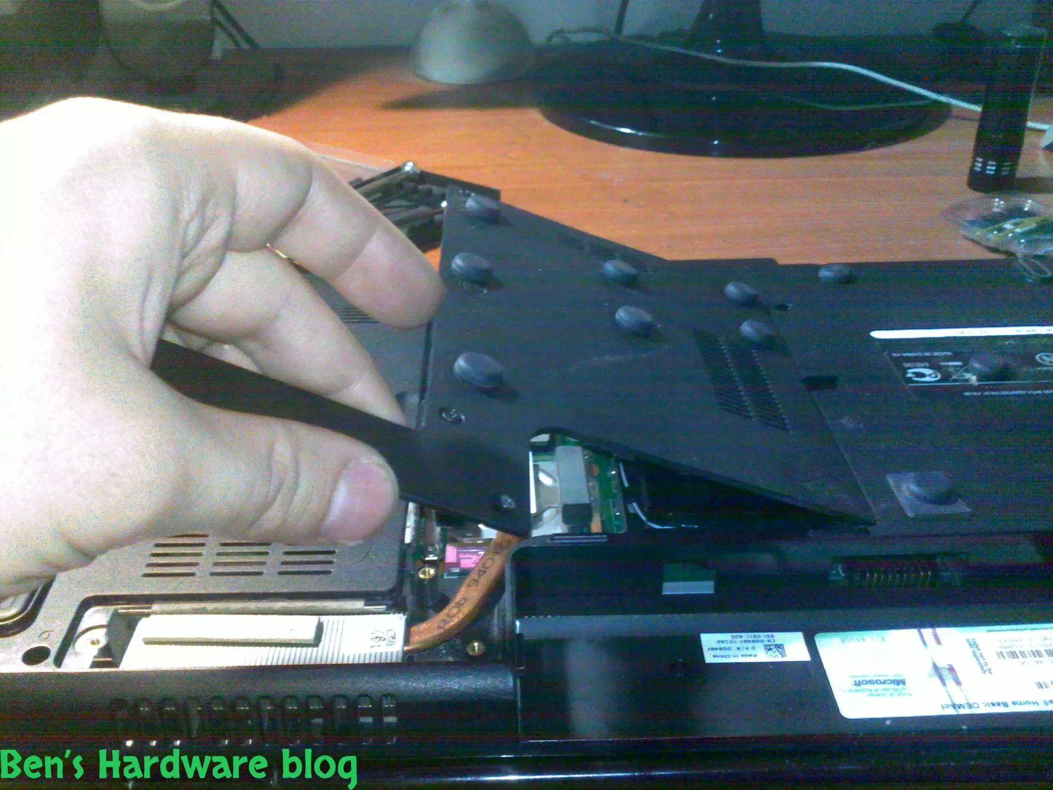 Upgrading_a_Dell_Inspiron_1545_CPU45.webp